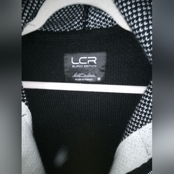 Woman's winter coat. Medium size, and in black and white stripes on the sleeves - Picture 2 of 7